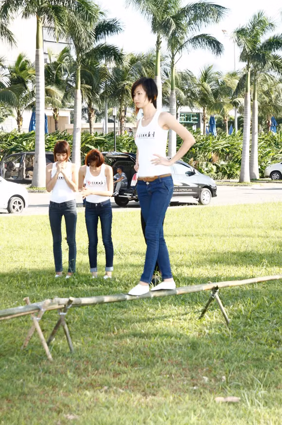 "Chân dài" Next Top Model diễn catwalk trên chiếc "cầu khỉ" ảnh 3 "Chân dài" Next Top Model diễn catwalk trên chiếc "cầu khỉ" ảnh 3