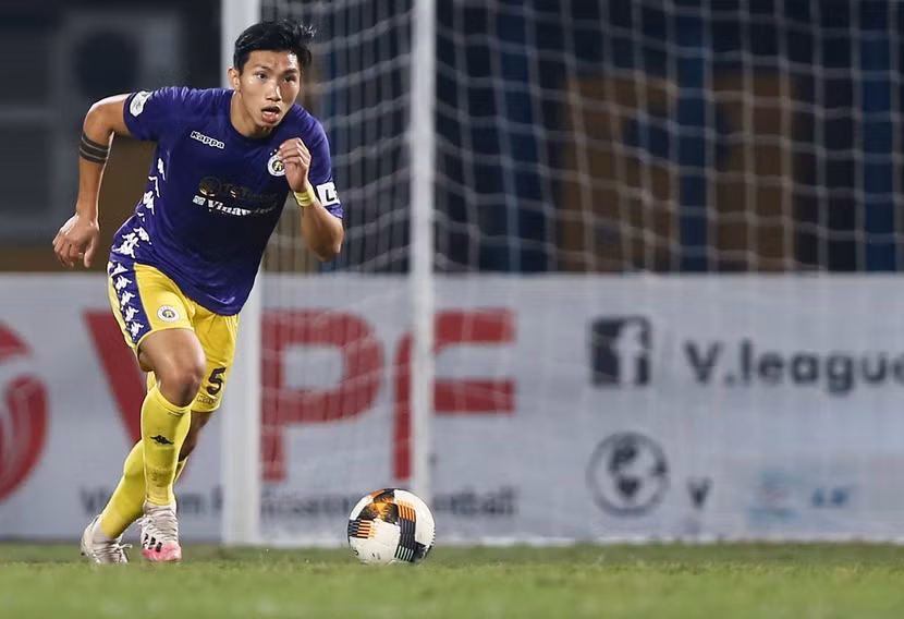 Đoàn Văn Hậu trở lại trong màu áo Hà Nội FC tối 4-11 (Ảnh: Vũ Vy)