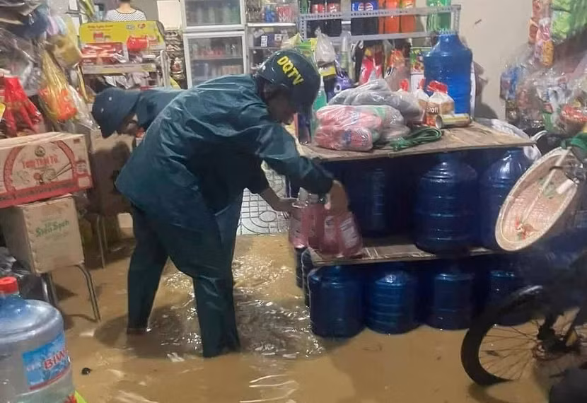 Nước tràn vào nhiều hộ gia đình