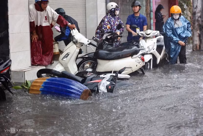 Tại TP.Thủ Đức người dân không di chuyển phương tiện được do một số tuyến đường bị ngập sâu trong nước