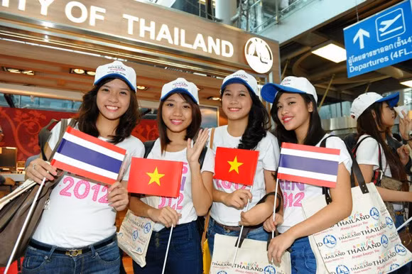 Thí sinh Miss Teen gây "náo loạn" sân bay Thái Lan ảnh 2