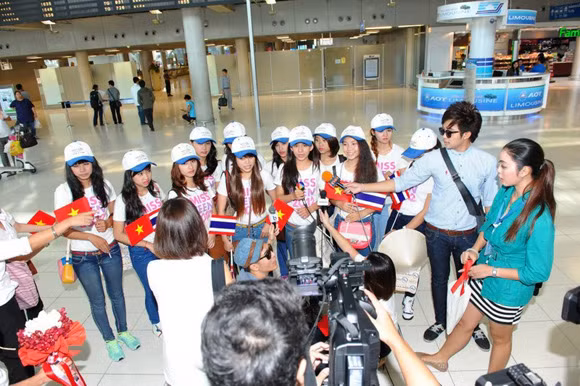 Thí sinh Miss Teen gây "náo loạn" sân bay Thái Lan ảnh 4