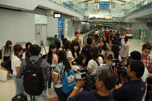 Thí sinh Miss Teen gây "náo loạn" sân bay Thái Lan ảnh 6