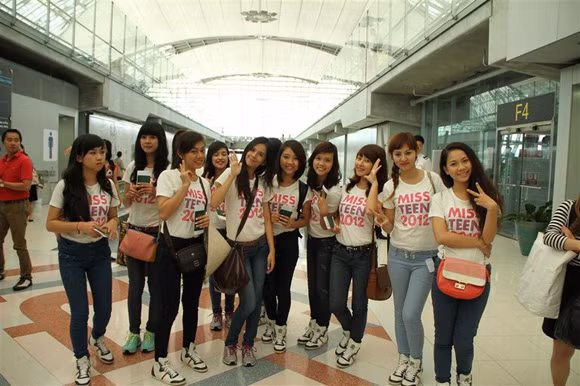Thí sinh Miss Teen gây "náo loạn" sân bay Thái Lan ảnh 7