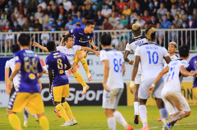Hà Nội FC (áo tím) có trận thắng dễ tại phố Núi