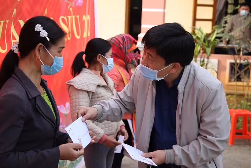 Ông Vương Thế Mẫn - Chủ tịch UBND huyện Phong Thổ trao quà cho đại diện các hộ nghèo