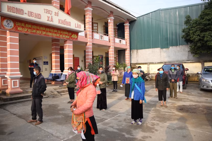 Bà con xếp hàng chờ nhận quà với tinh thần phòng, chống dịch bệnh