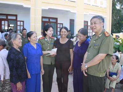 Thượng tá Vũ Kim Thành - Phó Tổng biên tập Báo ANTĐ trò chuyện với các o “C gái”