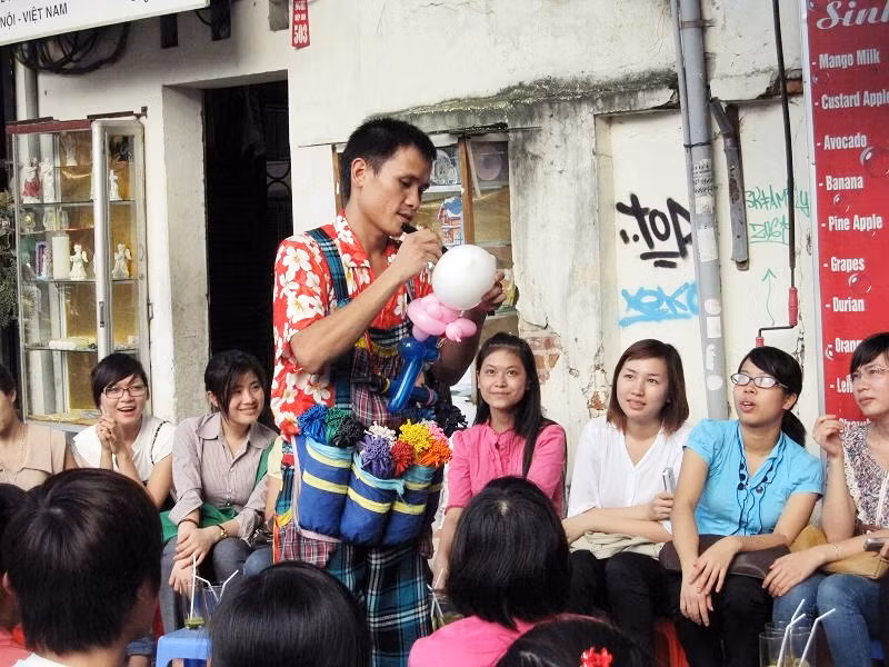 Các bạn trẻ thích thú khi được tận mắt chứng kiến nghệ thuật bóng bay Các bạn trẻ thích thú khi được tận mắt chứng kiến nghệ thuật bóng bay