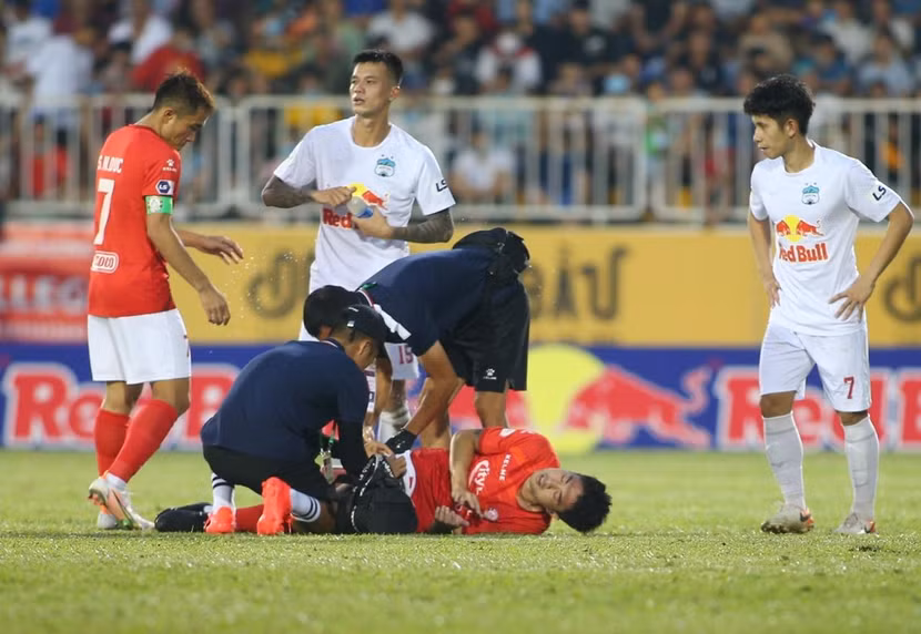 Lee Nguyễn (nằm sân) có ngày trở về không như ý