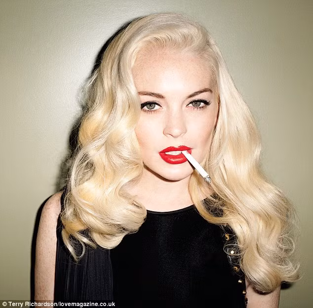 Lindsay Lohan lả lơi hút thuốc trên giường ảnh 1