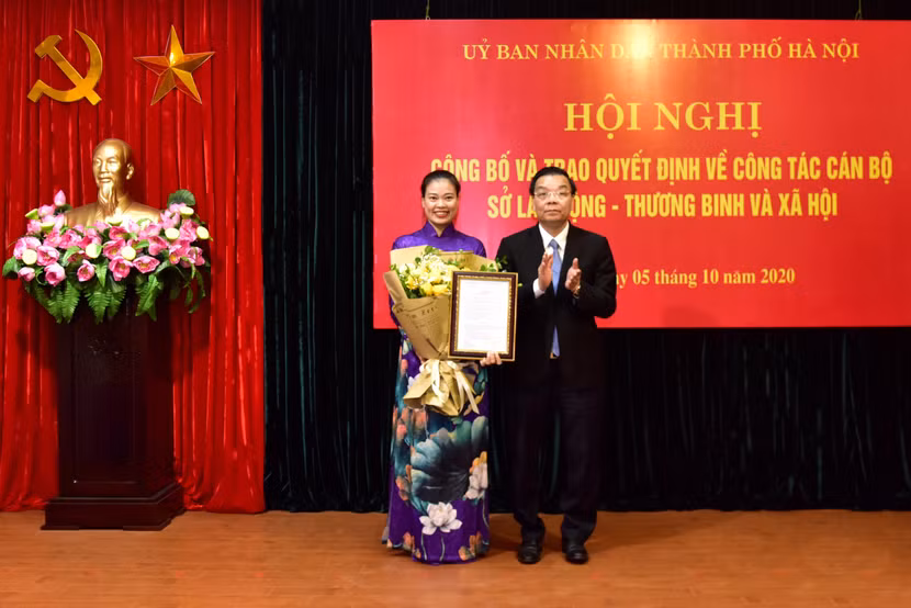 Chủ tịch UBND TP Hà Nội Chu Ngọc Anh trao quyết định và chúc mừng tân Giám đốc Sở LĐ-TB&XH Bạch Liên Hương Chủ tịch UBND TP Hà Nội Chu Ngọc Anh trao quyết định và chúc mừng tân Giám đốc Sở LĐ-TB&XH Bạch Liên Hương