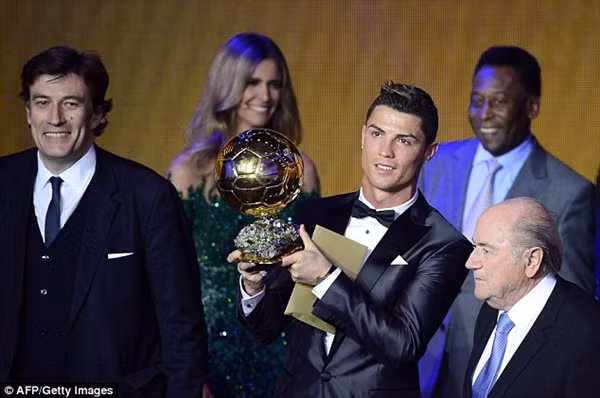 Giành QBV FIFA, Ronaldo bật khóc ảnh 1