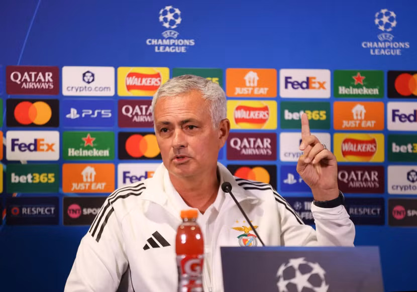 HLV Mourinho ở họp báo trước trận Chelsea vs Benfica HLV Mourinho ở họp báo trước trận Chelsea vs Benfica