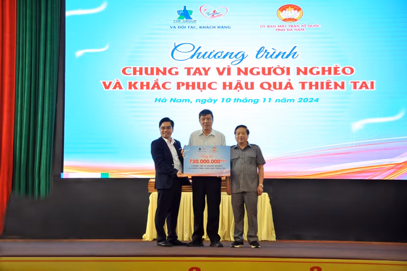 Ông Lê Hồ Hiền Phi, Giám đốc nhà máy Number One Hà Nam thay mặt Tập đoàn Tân Hiệp Phát và các đối tác trao tặng 730 triệu đồng qua UB MTTQ Tỉnh Hà Nam để để chung tay hỗ trợ cho người nghèo và khắc phục những hậu quả do thiên tai lũ lụt. Ông Lê Hồ Hiền Phi, Giám đốc nhà máy Number One Hà Nam thay mặt Tập đoàn Tân Hiệp Phát và các đối tác trao tặng 730 triệu đồng qua UB MTTQ Tỉnh Hà Nam để để chung tay hỗ trợ cho người nghèo và khắc phục những hậu quả do thiên tai lũ lụt.