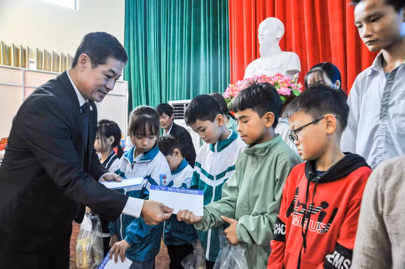 Ông Lâm Bình Vũ, Giám đốc Chuỗi Cung ứng Tập đoàn Tân Hiệp Phát trao học bổng tới các em học sinh khó khăn tỉnh Hà Nam Ông Lâm Bình Vũ, Giám đốc Chuỗi Cung ứng Tập đoàn Tân Hiệp Phát trao học bổng tới các em học sinh khó khăn tỉnh Hà Nam
