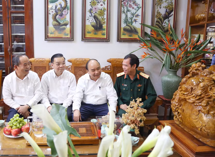 Chủ tịch nước Nguyễn Xuân Phúc trò chuyện cùng thương binh Hoàng Trung Kiên, bị thương ngày 30/4/1975 tại ngã tư Bảy Hiền - TP Hồ Chí Minh trong khi lái xe tăng tiến vào dinh Độc Lập