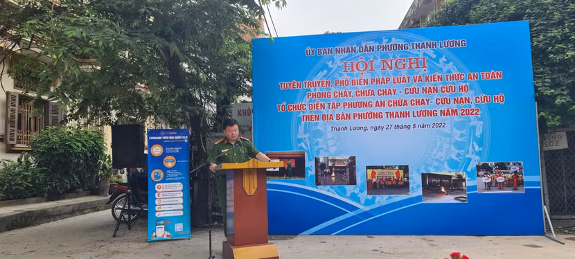 Trung tá Nguyễn Hải Hưng, Đội trưởng Đội Cảnh sát PCCC và CNCH - Công an quận Hai Bà Trưng phố biến những kiến thức pháp luật và an toàn về phòng cháy cho lực lượng dân phòng và người dân phường Thanh Lương. Trung tá Nguyễn Hải Hưng, Đội trưởng Đội Cảnh sát PCCC và CNCH - Công an quận Hai Bà Trưng phố biến những kiến thức pháp luật và an toàn về phòng cháy cho lực lượng dân phòng và người dân phường Thanh Lương.