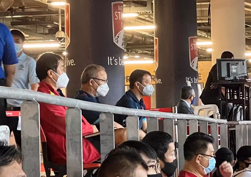 HLV Park Hang-seo theo dõi trận Singapore gặp Thái Lan