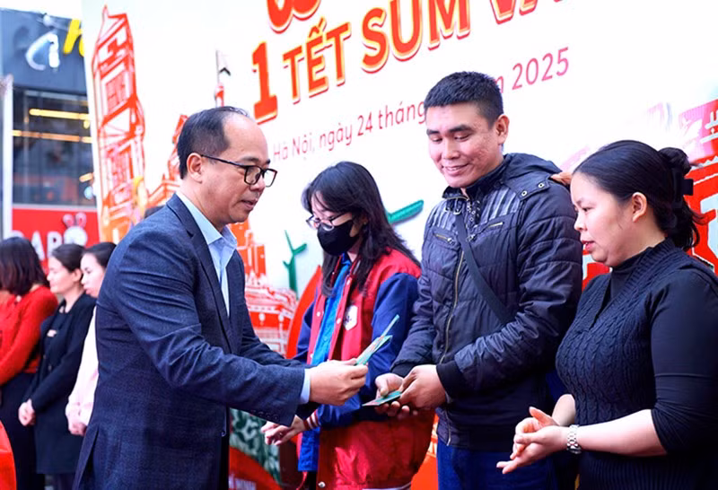 Tổng Biên tập Báo Tuổi trẻ Thủ đô Nguyễn Mạnh Hưng trao quà cho người lao động tại chương trình “63 Gắn kết- 1 Tết Sum vầy”