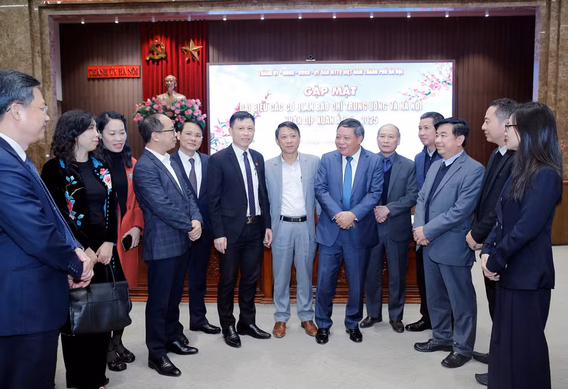 Phó Bí thư Thường trực Thành ủy Hà Nội Nguyễn Văn Phong trao đổi cùng các cơ quan báo chí tại buổi gặp mặt Phó Bí thư Thường trực Thành ủy Hà Nội Nguyễn Văn Phong trao đổi cùng các cơ quan báo chí tại buổi gặp mặt