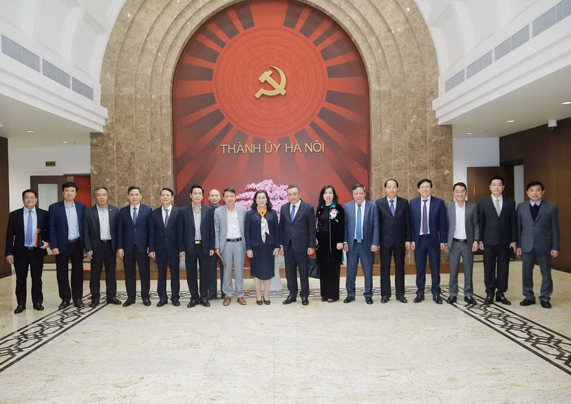 Lãnh đạo thành phố Hà Nội cùng đại diện các cơ quan báo chí tại buổi gặp mặt Lãnh đạo thành phố Hà Nội cùng đại diện các cơ quan báo chí tại buổi gặp mặt