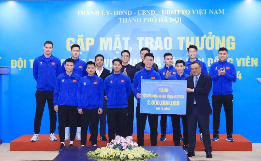 Chủ tịch UBND TP Trần Sỹ Thanh trao thưởng, chúc mừng Đội tuyển bóng đá Quốc gia Việt Nam Chủ tịch UBND TP Trần Sỹ Thanh trao thưởng, chúc mừng Đội tuyển bóng đá Quốc gia Việt Nam