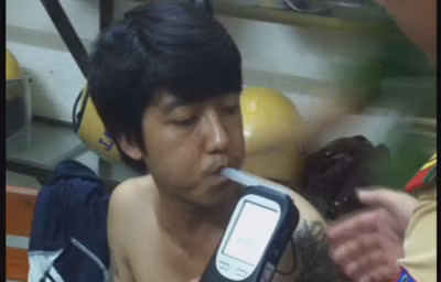 Ma men đưa lối, tài xế xe kéo đánh võng trên đường ảnh 1