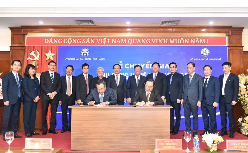 Các đồng chí lãnh đạo chứng kiến ký kết bàn giao Khu Công nghệ cao Hòa Lạc về UBND TP Hà Nội