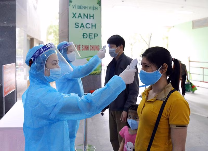 Kiểm tra thân nhiệt cho người bệnh đến khám, chữa bệnh tại Bệnh viện Xanh-Pôn (Hà Nội) Kiểm tra thân nhiệt cho người bệnh đến khám, chữa bệnh tại Bệnh viện Xanh-Pôn (Hà Nội)