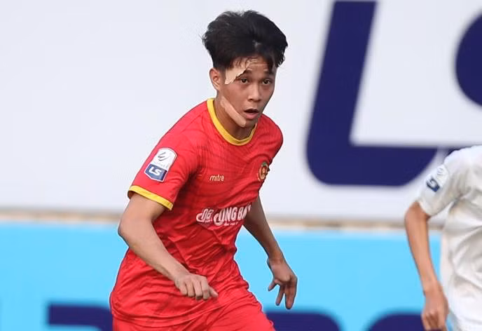 Cầu thủ tấn công Lê Minh Bình của đội CAND