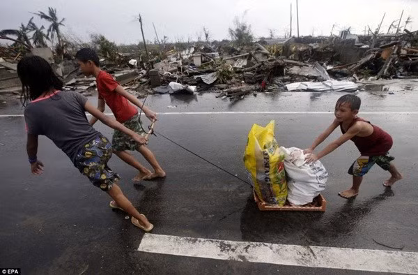 Rơi nước mắt trước thảm cảnh trẻ em Philippines sau siêu bão Haiyan ảnh 13