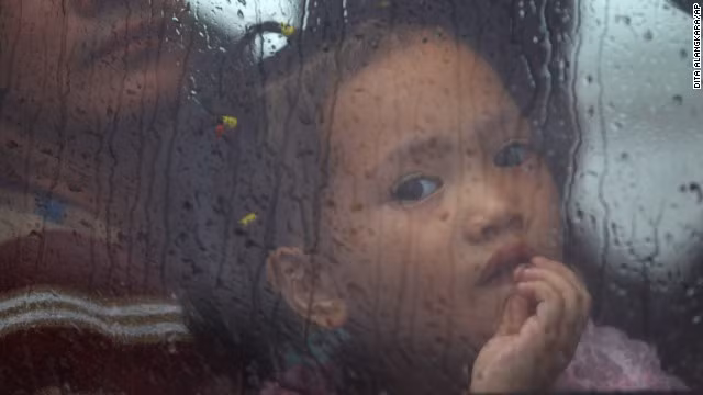 Rơi nước mắt trước thảm cảnh trẻ em Philippines sau siêu bão Haiyan ảnh 1