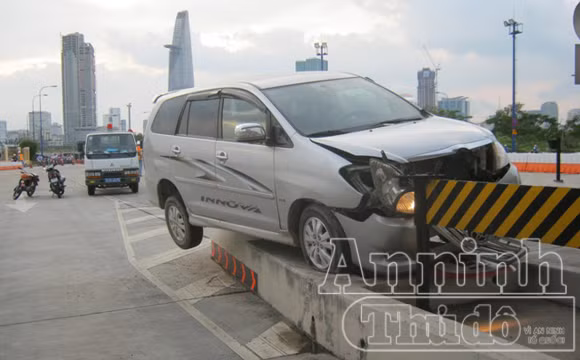 “Xế hộp” cưỡi dải phân cách trước trạm thu phí ảnh 2