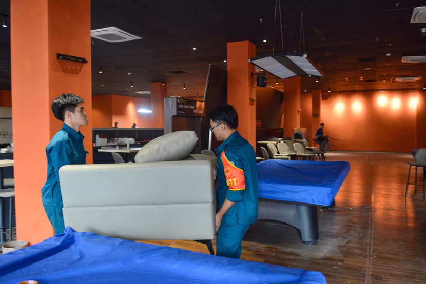 Tại chợ Hàng Bè (phố Vọng Hà), lực lượng chức năng tiến hành dọn dẹp, sẵn sàng cho người dân vào ở khi nước lên cao. Tại chợ Hàng Bè (phố Vọng Hà), lực lượng chức năng tiến hành dọn dẹp, sẵn sàng cho người dân vào ở khi nước lên cao.