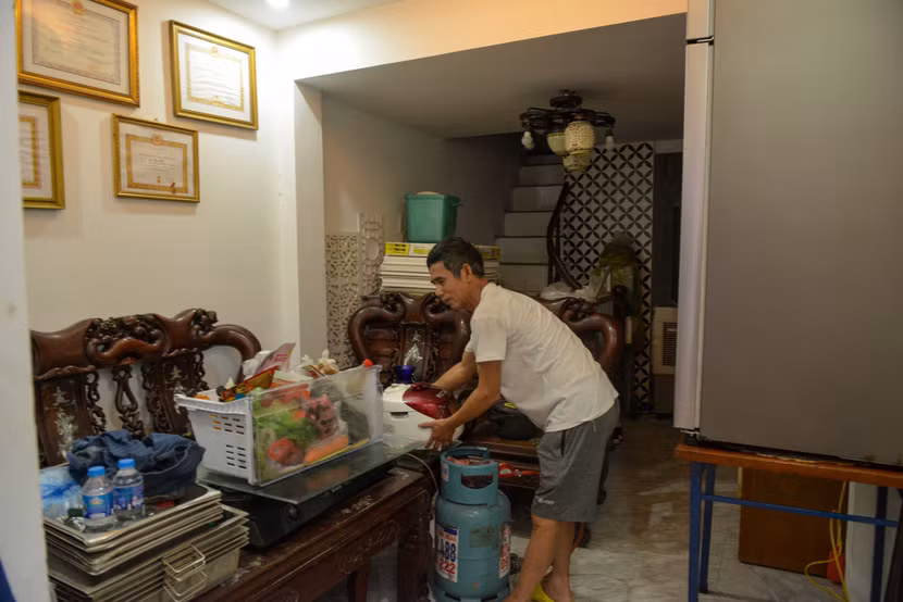 Từ trưa nay người dân tại ngõ 661 Bạch Đằng dọn dẹp, kê cao đồ đạc lên cao đề phòng nước dâng cao. Từ trưa nay người dân tại ngõ 661 Bạch Đằng dọn dẹp, kê cao đồ đạc lên cao đề phòng nước dâng cao.