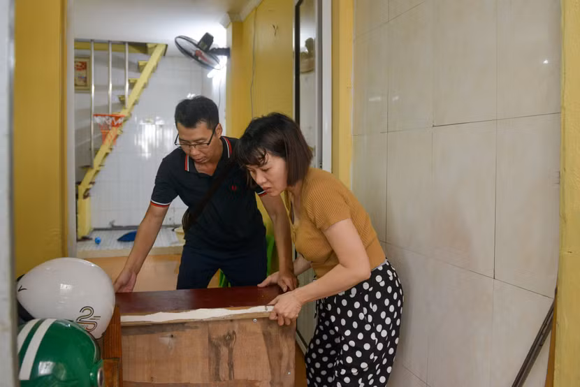Người dân tất tả kê lại đồ đạc để hạn chế thiệt hại Người dân tất tả kê lại đồ đạc để hạn chế thiệt hại