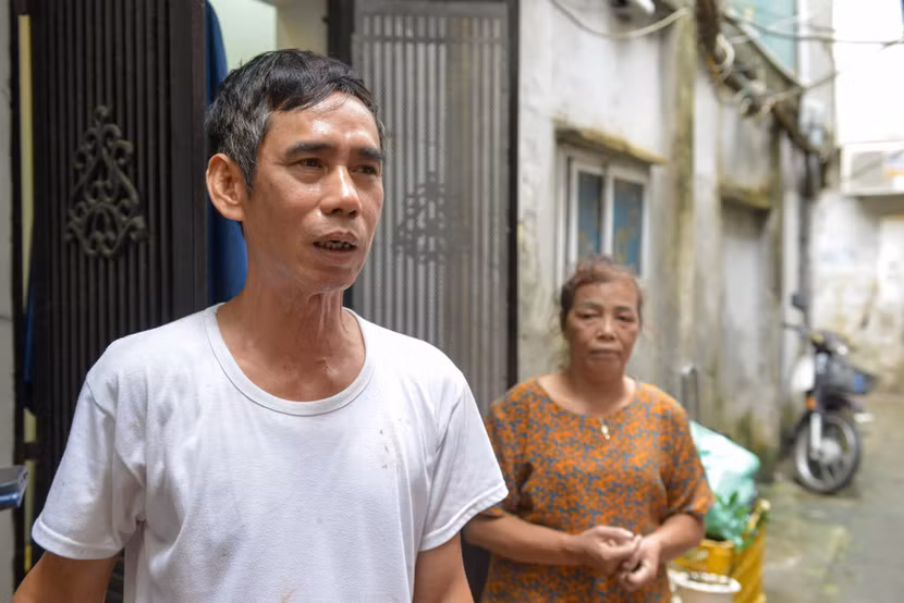 Nước sông Hồng lên nhanh, người dân đều tin tưởng và sẵn sàng di dời khi nước vào... Nước sông Hồng lên nhanh, người dân đều tin tưởng và sẵn sàng di dời khi nước vào...