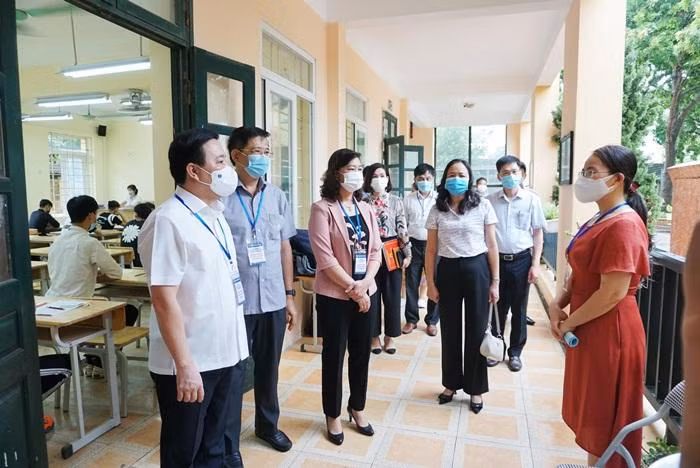 Phó Chủ tịch UBND TP Chử Xuân Dũng kiểm tra bên ngoài phòng thi và động viên giám thị, đội ngũ y tế tại điểm thi Trường THPT Bắc Thăng Long (huyện Đông Anh)