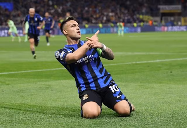 Lautaro Martínez ghi bàn mở tỉ số trạn Inter 4-3 Barca