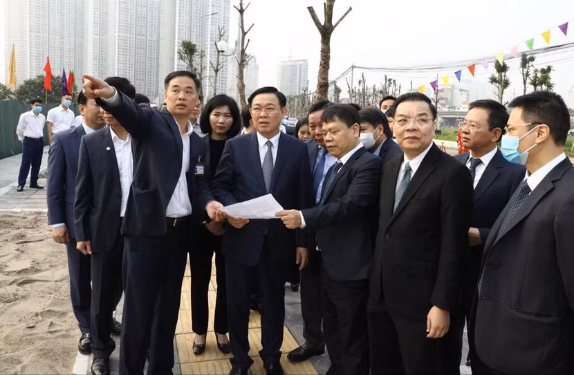 Bí thư Thành ủy Hà Nội Vương Đình Huệ nghe giới thiệu về dự án