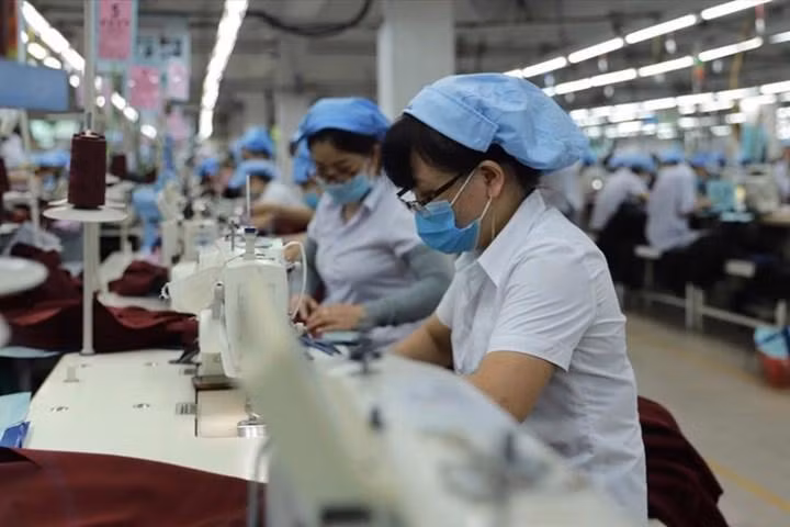 Đề xuất người lao động dôi dư nghỉ hưu trước tuổi được hỗ trợ thêm 0,4 hoặc 0,2 tháng lương tối thiểu vùng bình quân cho mỗi năm đóng bảo hiểm xã hội