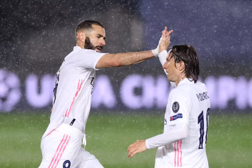 Benzema (trái) gỡ hòa 1-1 cho Real