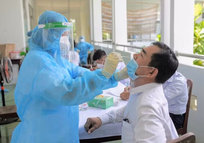 Nhân viên y tế lấy mẫu xét nghiệm Covid-19