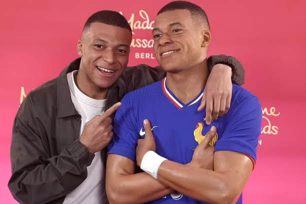 Mbappe "xịn" bên bức tượng giống mình như đúc