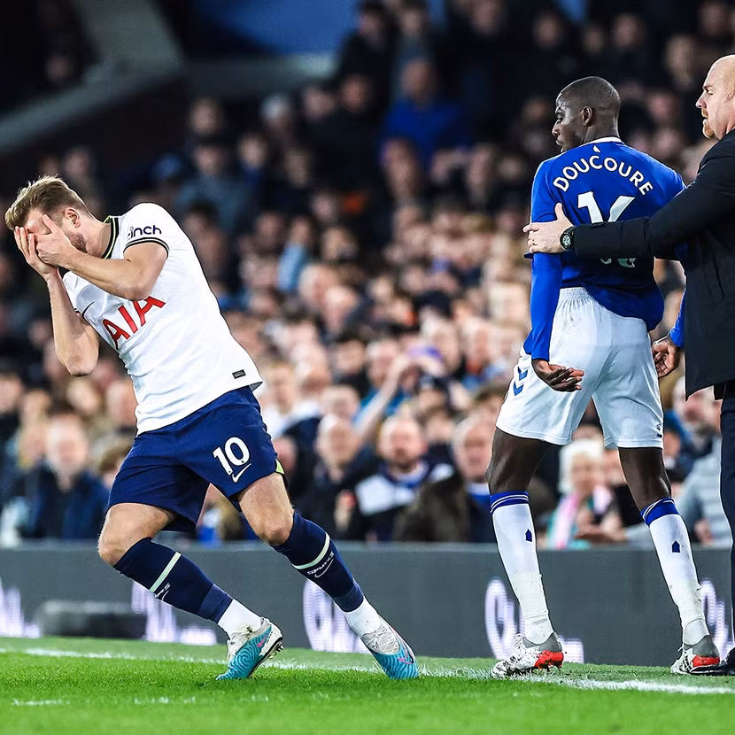 Kane tỏ ra đau đớn sau khi bị Doucoure vung tay vào mặt