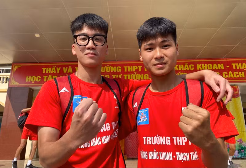 Duy Hưng (trái) và Đình Khang - hai cầu thủ sở hữu tổng cộng 10 bàn thắng cho THPT Phùng Khắc Khoan tính tới thời điểm này - quyết tâm ghi bàn tại chung kết