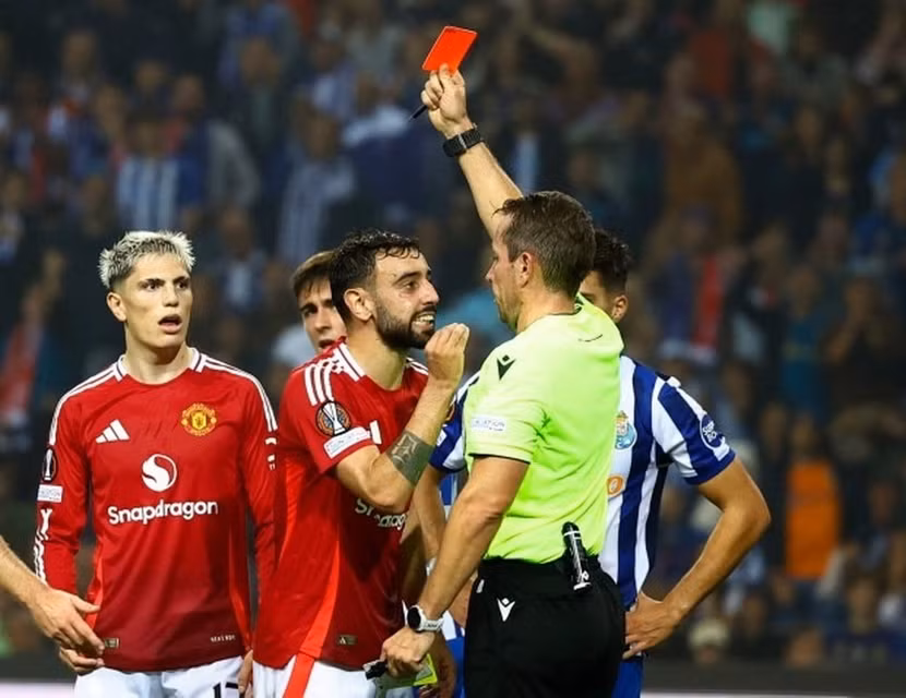 Bruno Fernandes nhận thẻ đỏ trước Porto Bruno Fernandes nhận thẻ đỏ trước Porto