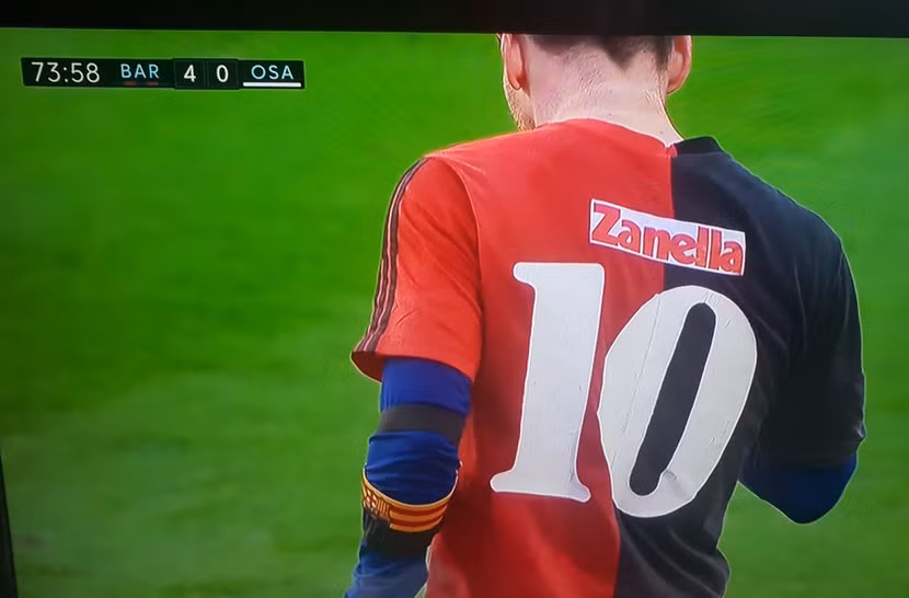 Messi trong chiếc áo số 10 mà Maradona từng mặc ở Newell's Old Boys Messi trong chiếc áo số 10 mà Maradona từng mặc ở Newell's Old Boys