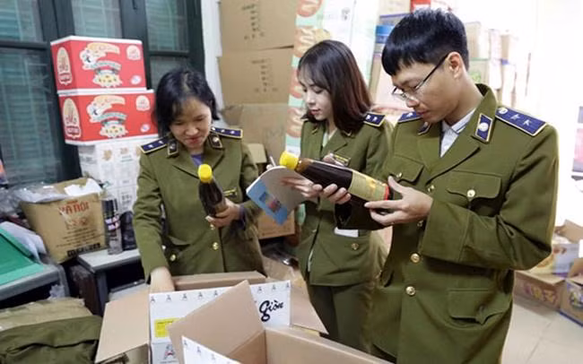 Cán bộ Quản lý thị trường Hà Nội kiểm tra, thu giữ số hàng hóa không có chứng nhận xuất xứ